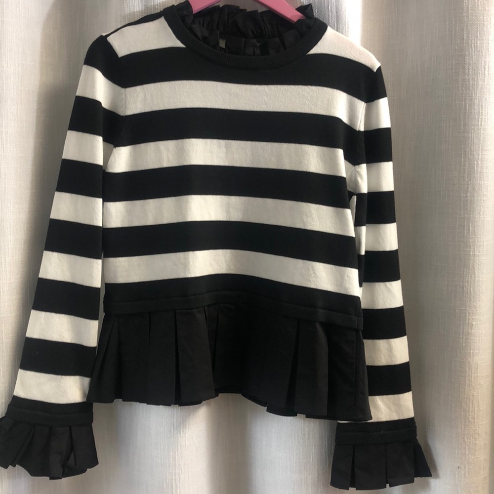 Stripe knit w/ ruffle